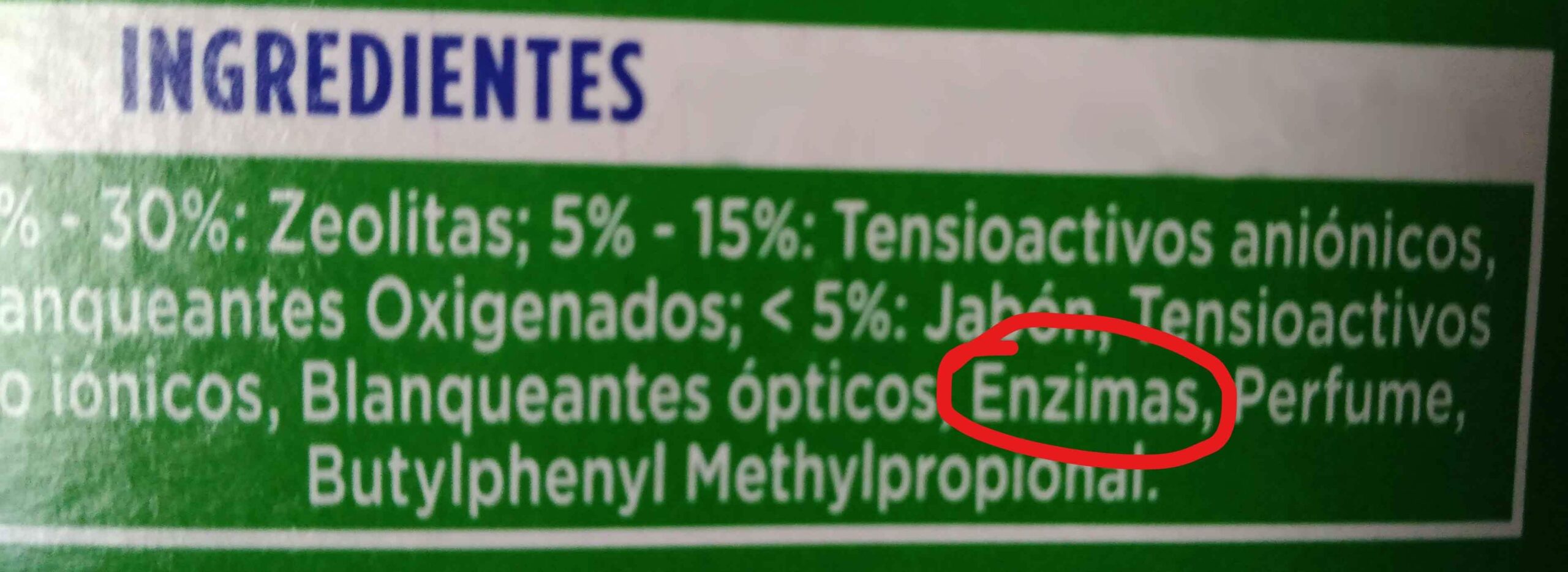 Lista de ingredientes de un detergente en polvo.